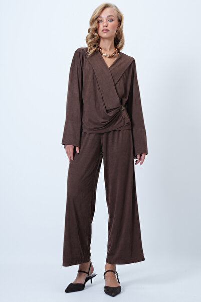 Trend Alaçatı Stili Women's Bitter Brown Double Breasted V-Neck Wide Cut Tarasim Suede Blouse and Pants Set Alc-X14584