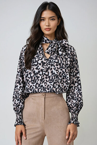 Trend Alaçatı Stili Women's Black-Beige V-Neck Neck Tie Detail Gipe Detail Moss Crepe Blouse Alc-X14367