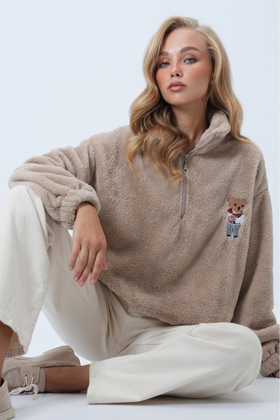 Trend Alaçatı Stili Kadın Bej Dik Yaka Fermuarlı Ayıcık Nakışlı Welsoft Sweatshırt ALC-X14447