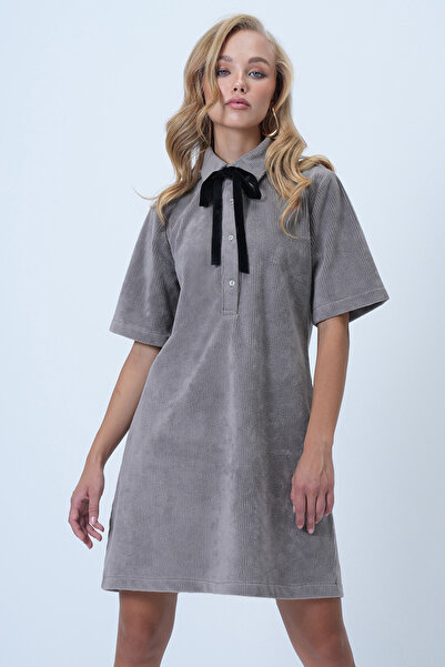 Trend Alaçatı Stili Kadın Vizon Polo Yaka Yarım Pat Düğmeli Dokulu Kadife Mini Elbise ALC-X14536