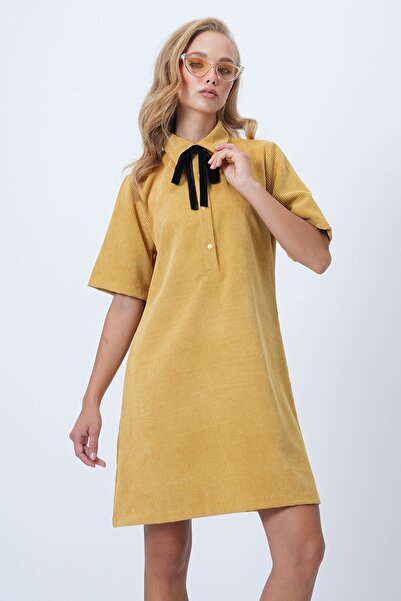 Trend Alaçatı Stili Női mustársárga pólógallér, félgombos, texturált bársony miniruha ALC-X14536