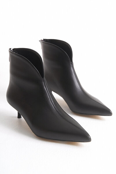 TRENDYOL SHOES Černé dámské kozačky na tenkém podpatku se špičatou špičkou TAKAW26BO00087