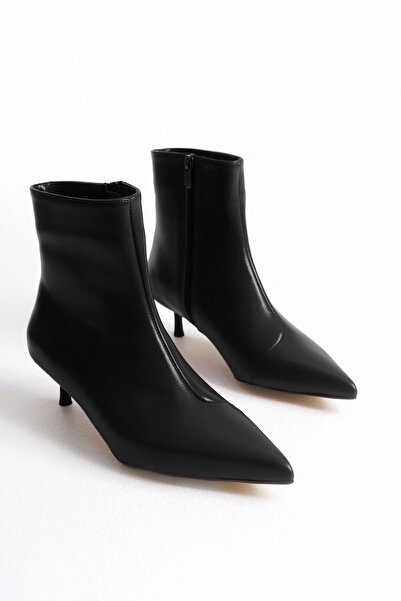 TRENDYOL SHOES Černé kotníkové boty s úzkým podpatkem a špičatou špičkou TAKAW26BO00045