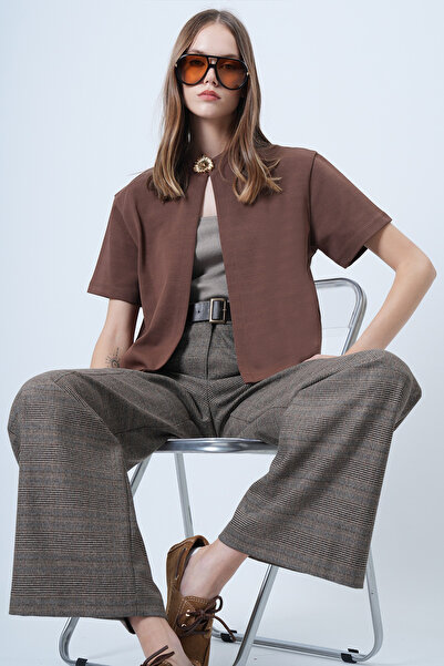 Trend Alaçatı Stili Γυναικείο σετ με κοντό πλεκτό μπουφάν και μπλούζα χωρίς τ...