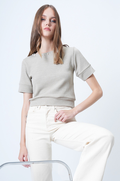 Trend Alaçatı Stili Khakifarbene Strickbluse mit Rundhalsausschnitt und Perlen für Damen ALC-X14637