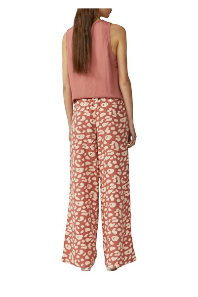 QS by s.Oliver Long pants made of plain fabric
Long pants made of plain fabric
Long pants made of plain fabric