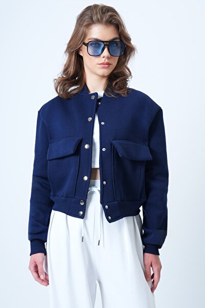 Trend Alaçatı Stili Γυναικείο μπουφάν με διπλή τσέπη με κουμπωτό κλείσιμο σε μπλε ναυτικό χρώμα επένδυση fleece Crop Jacket ALC-X10940