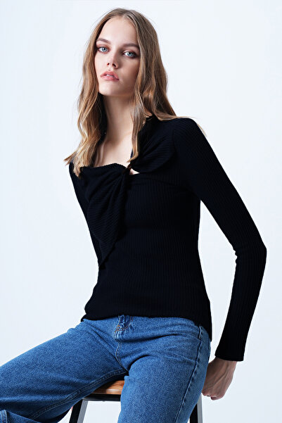 Trend Alaçatı Stili Schwarze Damenbluse mit asymmetrischem Kragen und detailliertem, gerafftem Camisole-Design ALC-X14357