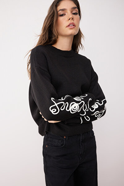 Trendyol Collection Pulover negru oversize/large cu mâneci brodate TWOAW26KZ00037