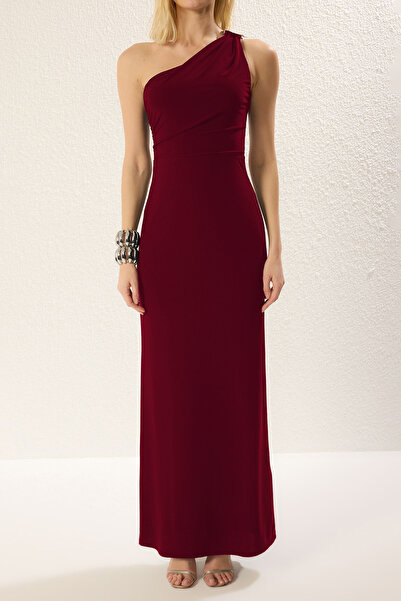 Trendyol Collection Vínové pletené maxi elegantní večerní šaty na jedno rameno s detailem doplňků Gece Mezuiyet Elbisesi TPRSS25AE00076