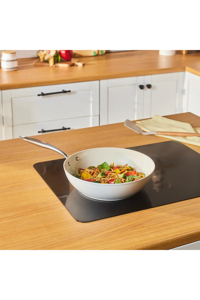 Karaca Wok na indukční pánev Swiss Crystal s nepřilnavou rukojetí a mandlovým krémem, 28 cm, krémová