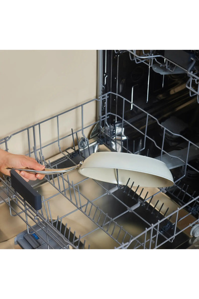 Karaca Pánev Swiss Crystal Almond Cream s nepřilnavým povrchem pro indukční vaření s rukojetí z nerezové oceli, 22 cm, krémová