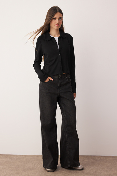 Trendyol Collection Μαύρος γιακάς με δαντέλα Λεπτομερής κανονική/κανονική εφαρμογή με κουμπιά Interlock εύκαμπτη πλεκτή μπλούζα TWOAW26BZ00077