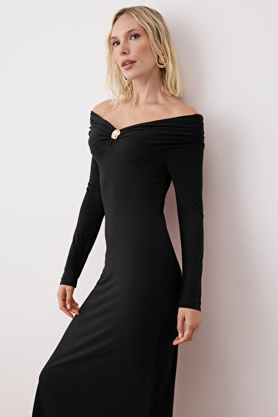Trendyol Collection Μαύρο αξεσουάρ με λεπτομέρεια ανοιχτό ώμο Bodycon Maxi ελαστικό πλεκτό φόρεμα TWOAW26EL00166