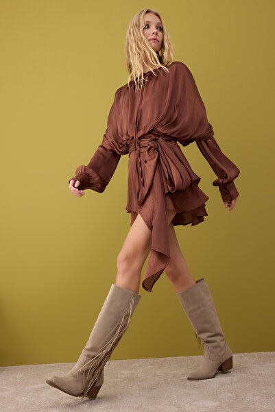 TRENDYOL SHOES Béžové semišové kovbojské boty na podpatku s detailem střapce TAKAW26CZ00017