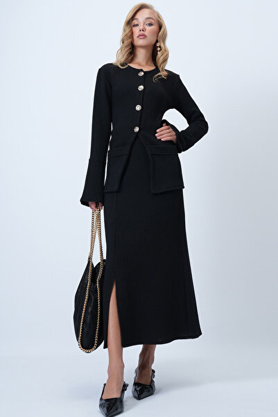 Trend Alaçatı Stili Schwarzes Damen-Set mit gestrickter Bluse mit Rundhalsausschnitt und Knopfdetail sowie Midirock mit Schlitz ALC-X14538