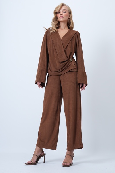 Trend Alaçatı Stili Women's Tan Double Breasted V-Neck Wide Cut Tarasim Suede Blouse and Pants Set Alc-X14584