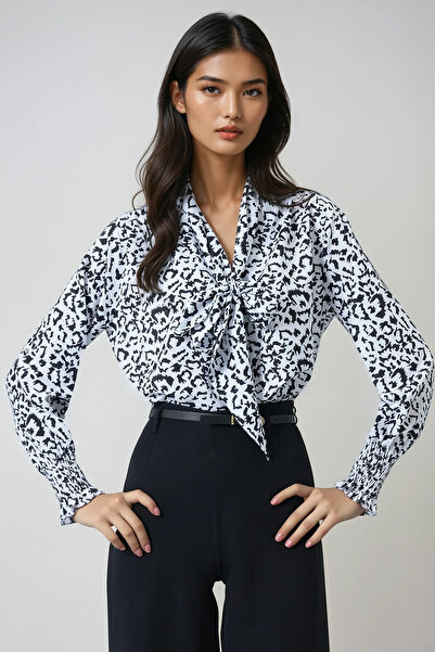 Trend Alaçatı Stili Women's Black-White V-Neck Neck Tie Detail Gipe Detail Moss Crepe Blouse Alc-X14367