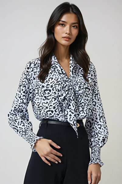 Trend Alaçatı Stili Women's Black-White V-Neck Neck Tie Detail Gipe Detail Moss Crepe Blouse Alc-X14367