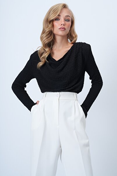 Trend Alaçatı Stili Dámská černá halenka Degaje s límečkem a řasením na ramenou ALC-X14585