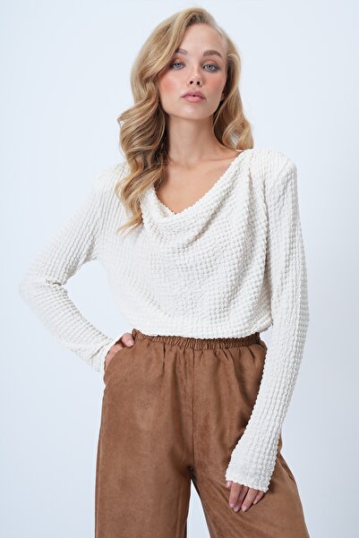 Trend Alaçatı Stili Ecru-Degaje-Kragenbluse für Damen mit drapierten Schultern und Falten ALC-X14585