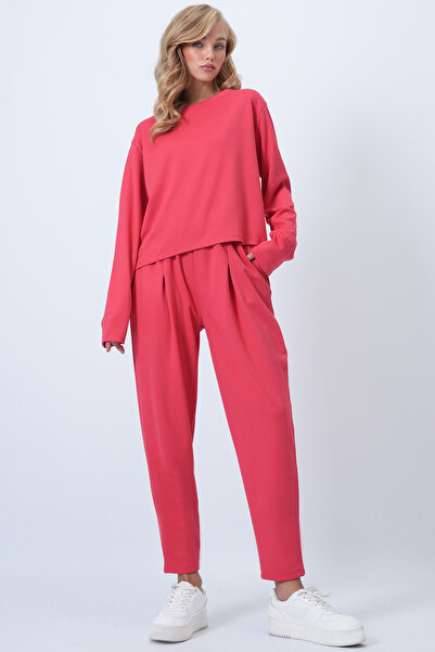 Trend Alaçatı Stili Damen-Set aus Bluse mit Rundhalsausschnitt und weiter Passform in Korallenrot und Hose mit doppelten Taschen und Falten vorne ALC-X14553