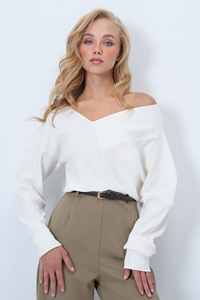 Trend Alaçatı Stili Women's White Front Back V Neck Asymmetric Cut Blouse Alc-X14564
