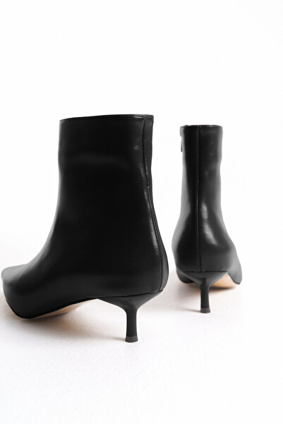 TRENDYOL SHOES Černé kotníkové boty s úzkým podpatkem a špičatou špičkou TAKAW26BO00045