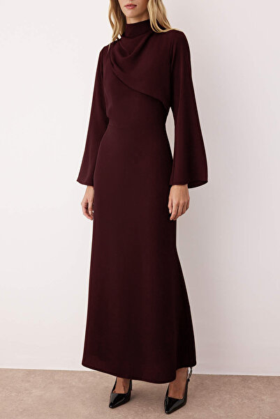 Trendyol Modest Vínové večerní šaty s detailem drapování TCTAW26DB00000