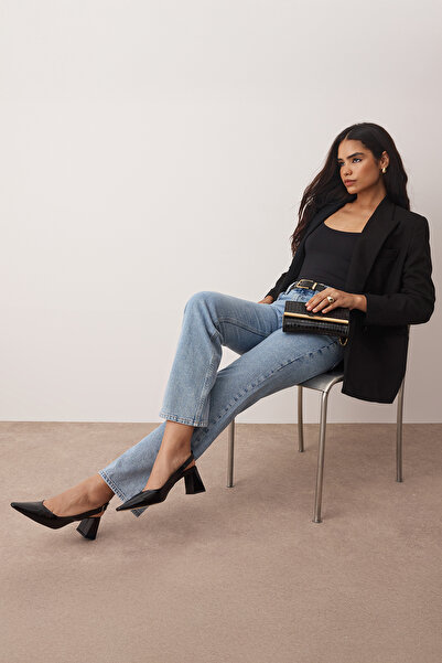 TRENDYOL SHOES Dámské boty na blokovém podpatku z černé lakované kůže s detailní špičatou špičkou
TAKAW26TO00010