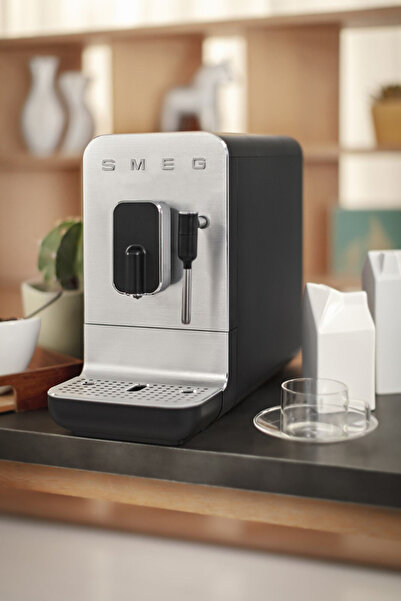 SMEG Mat Siyah Espresso Otomatik Kahve MakinesiBcc12blmeu