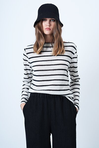 Trend Alaçatı Stili Γυναικεία εκρού-μαύρη μπλούζα με ριγέ λαιμόκοψη Oversize ...