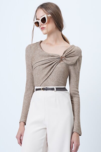 Trend Alaçatı Stili Γυναικεία μπλούζα καφέ κανέλας με ασύμμετρο γιακά με λεπτομέρεια αξεσουάρ με κορδόνι καμιζόλα ALC-X14357