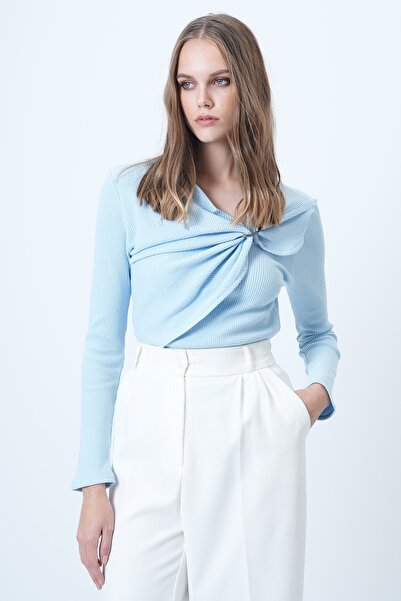 Trend Alaçatı Stili Blaue Damenbluse mit asymmetrischem Kragen und detailliertem Accessoire, geraffte Camisole-Bluse ALC-X14357