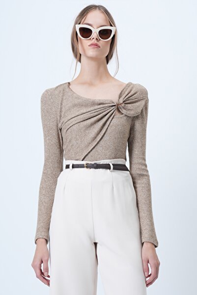 Trend Alaçatı Stili Γυναικεία μπλούζα καφέ κανέλας με ασύμμετρο γιακά με λεπτομέρεια αξεσουάρ με κορδόνι καμιζόλα ALC-X14357