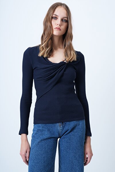 Trend Alaçatı Stili Damenbluse mit asymmetrischem Kragen und Accessoire-Details aus kaškorse, gerafft, marineblau ALC-X14357