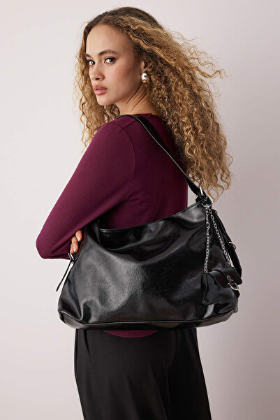 TRENDYOL SHOES Schwarze, faltige Kunstleder-Umhängetasche mit Gürtelschnalle für Damen TAKAW26OC00046