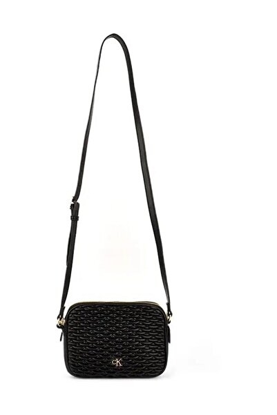 Calvin Klein PLEATED DOUBLE ZIP CAMER: Pliszírozott dupla cipzáras kameratáska ﻿ Egy táska