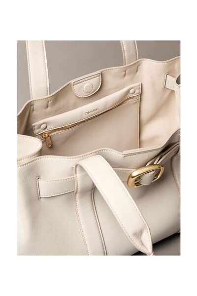 Calvin Klein Női csatos texturált közepes méretű válltáska - krém