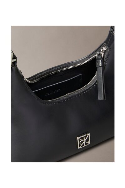 Calvin Klein Emblem bőr mini válltáska