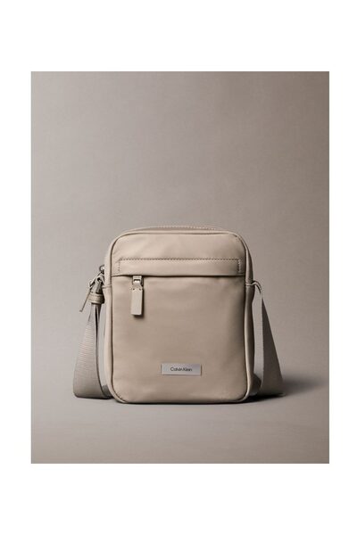 Calvin Klein Sleek Reporter