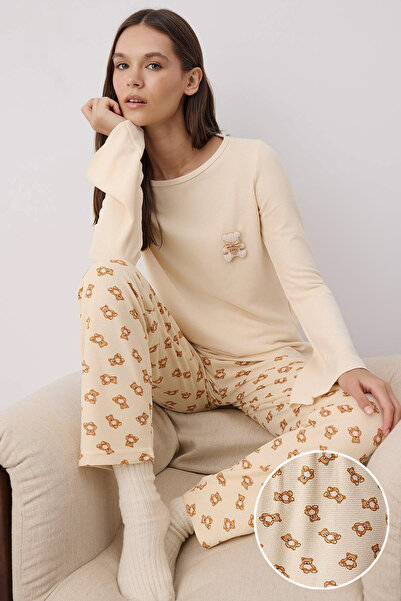Trendyol Collection Weiches Winter-Waffel-Strickpyjama-Set mit Teddybär in Ecru THMAW26PT00187