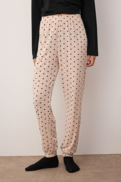 Trendyol Collection Schwarz-Creme Herz Soft-Touch Winter gestrickte Pyjama-Set THMAW26PT00020