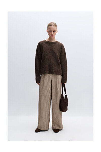 LEFTIES Woman's Round Neck Foamy Sweater