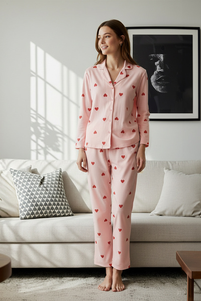 ترينديول كوليكشن طقم بيجامة محبوكة على شكل قلب من القطن بنسبة 100% باللون الوردي THMAW21PT0548