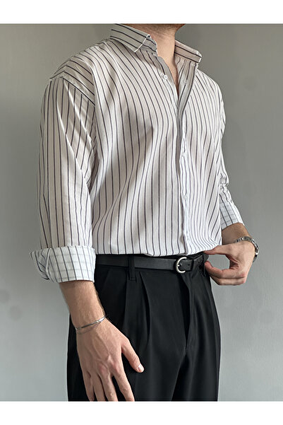 Trendyol Collection Weißes, gestreiftes Herrenhemd mit normaler Passform TMNAW26GO00026