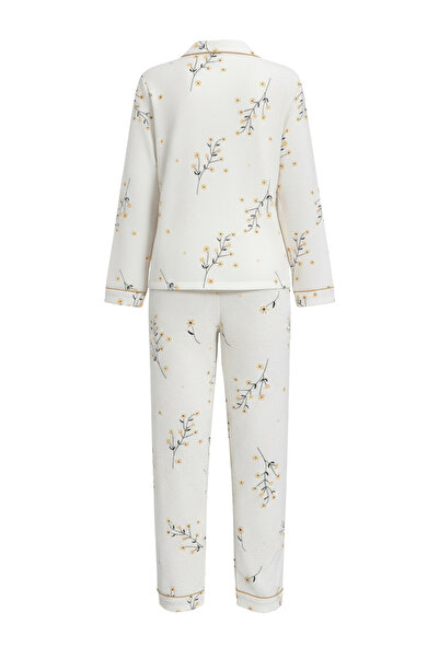 Trendyol Collection Weiß-gelbes, strukturiertes, gestricktes Pyjama-Set mit Blumenmuster THMAW26PT00212