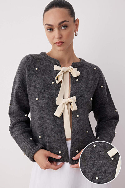 Trendyol Collection Cardigan de tricotat cu textura moale, cu perle, cu panglică gri TWOAW26HI00050
