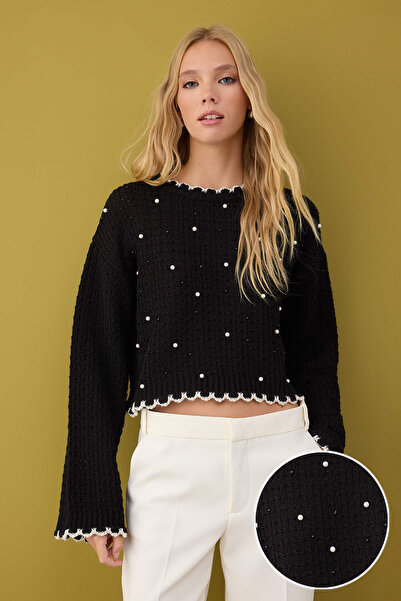 Trendyol Collection Pulover negru cu croiala largă, scurt/crop, cu detalii de perle TWOAW26KZ00104