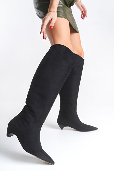 TRENDYOL SHOES Černé dámské tříúhelníkové boty na kitten podpatku Premium z jemného semiše TAKAW26CZ00023